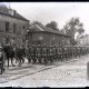 Archiv der Region Hannover, ARH NL Kageler 40, 1. Weltkrieg, Einmarsch einer Kompanie in ein Dorf, Frankreich