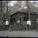 Archiv der Region Hannover, ARH NL Kageler 49, 1. Weltkrieg, Soldaten vor einer Blockhütte, Frankreich