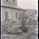 Archiv der Region Hannover, ARH NL Kageler 59, 1. Weltkrieg, zwei Soldatengräber vor Kirche, Frankreich