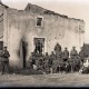 Archiv der Region Hannover, ARH NL Kageler 286, 1. Weltkrieg, Soldaten vor einem zerstörten Gebäude in Ressaincourt, Frankreich