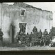 Stadtarchiv Neustadt a. Rbge., ARH NL Kageler 433, 1. Weltkrieg, Soldaten vor einem zerstörten Gebäude in Ressaincourt, Frankreich