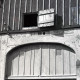 ARH NL Kageler 2050, Sinnbilder (Achtstern und Strahlenkranz) an einem Bauernhaustor, Langreder