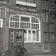 Archiv der Region Hannover, ARH NL Kageler 2314, Säulengeschmücktes Bauernhaustor der Gastwirtschaft bei H. Heine, Letter