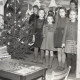 Archiv der Region Hannover, ARH NL Koberg 4997, Kinder an Weihnachten in einer Geflüchtetenunterkunft, Uelzen