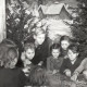 Archiv der Region Hannover, ARH NL Koberg 4999, Kinder an Weihnachten in einer Geflüchtetenunterkunft, Uelzen