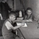 Archiv der Region Hannover, ARH NL Koberg 5013, Zwei lernende Kinder und eine kochende Frau in einem Keller in der Innenstadt, Hannover