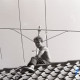 ARH NL Koberg 5386, Mann auf einem Dach mit einer Fernsehantenne, Insel Neuwerk