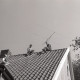 ARH NL Koberg 5387, Männer auf einem Dach montieren einer Fernsehantenne, Insel Neuwerk