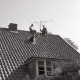 ARH NL Koberg 5389, Männer auf einem Dach montieren einer Fernsehantenne, Insel Neuwerk