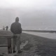 ARH NL Koberg 5536, Personen auf dem Deich bei windigem Wetter, Insel Neuwerk