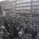 Archiv der Region Hannover, ARH NL Koberg 791, "Roter Punkt" Demonstration gegen Fahrpreiserhöhung der ÜSTRA auf dem Opernplatz, Hannover