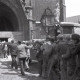 ARH NL Koberg 9113, Arbeiter tragen einen Teil der Turmspitze in die Marktkirche, Hannover