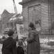 ARH NL Koberg 9259, Der Maler Hans Kreuzer und zwei Kinder vor dem zerstörten Marstalltor, Hannover