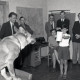 Archiv der Region Hannover, ARH NL Koberg 9297, Ein konzentriert aussehender Hund auf einem Tisch und Personen in seriöser Kleidung in einem Büro, Hannover?