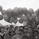 ARH NL Koberg 9638, Publikum mit Luftballons bei der Enthüllung des "Berliner Meilensteins", Hannover