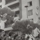 Archiv der Region Hannover, ARH NL Koberg 9640, Publikum mit Luftballons bei der Enthüllung des "Berliner Meilensteins", Hannover