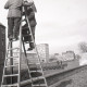 ARH NL Koberg 9653, Zwei Arbeiter bauen eine Straßenlaterne auf, Am Hohen Ufer, Hannover