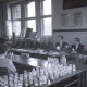 ARH NL Koberg 9670, Sechs Männer in Anzügen sitzen zwei jungen Personen in einem Lehrraum gegenüber, eventuell eine Prüfung, Hannover?