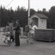 Archiv der Region Hannover, ARH NL Koberg 9811, Britischer Soldat lässt Personen durch die Absperrung am Grenzübergang Helmstedt/Marienborn