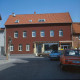 Archiv der Region Hannover, ARH NL Machinowski 136, Blick von der Südstraße auf das Gebäude "Marktstraße 2", Pattensen
