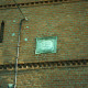 ARH NL Machinowski 337, Hauswand mit einem Gedenkstein, Lemmie