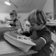 Archiv der Region Hannover, ARH NL Mellin 01-011/0023, Kinder bauen Modellschiffe