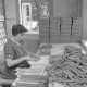 Archiv der Region Hannover, ARH NL Mellin 01-064/0001, Verpackung von Kolbenhirse in der Vogelfutterfabrik H. Finkenstedt in Lehrte