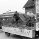 ARH NL Mellin 01-065/0015, Festwagen mit der Aufschrift "Auf nach Burgdorf" anlässlich der 750-Jahrfeier, Dollbergen