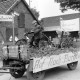 Archiv der Region Hannover, ARH NL Mellin 01-065/0016, Festwagen mit der Aufschrift "Auf nach Burgdorf" anlässlich der 750-Jahrfeier, Dollbergen