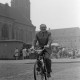 ARH NL Mellin 01-078/0020, Mann auf Fahrrad vor einer Kirche