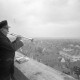 Archiv der Region Hannover, ARH NL Mellin 01-082/0005, Mann mit Trompete auf dem Kirchturm der Stadtkirche St. Marien und Blick auf die Stadt, Celle