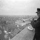 Archiv der Region Hannover, ARH NL Mellin 01-082/0006, Mann mit Trompete auf dem Kirchturm der Stadtkirche St. Marien und Blick auf die Stadt, Celle