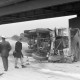 Archiv der Region Hannover, ARH NL Mellin 01-096/0014, Verunglückter LKW unter einer Brücke