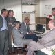 Archiv der Region Hannover, ARH NL Mellin 01-097/0003, Gruppe von Männern um einen Computer