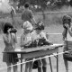 Archiv der Region Hannover, ARH NL Mellin 01-101/0004, Kinder mit Gasmasken und Ferngläsern