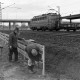 Archiv der Region Hannover, ARH NL Mellin 01-109/0017, Zaunarbeiten neben Schienenverkehr