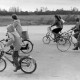 Archiv der Region Hannover, ARH NL Mellin 01-110/0018, Kinder und Jugendliche auf Fahrrädern unterwegs