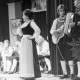 Archiv der Region Hannover, ARH NL Mellin 01-114/0006, Auftritt einer Sängerin im Dirndl, begleitet von Gitarre und Akkordeon