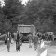 Archiv der Region Hannover, ARH NL Mellin 01-115/0006, Menschenansammlung und Straßenverkehrsfahrzeuge