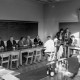 Archiv der Region Hannover, ARH NL Mellin 01-117/0004, Männer in einem Klassenzimmer