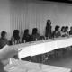 ARH NL Mellin 01-120/0003, Reihe von jungen Frauen an einem Tisch sitzend