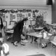 Archiv der Region Hannover, ARH NL Mellin 01-120/0008, Margaret Thatcher im Klassenzimmer bei Grundschülern zu Besuch