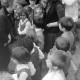 Archiv der Region Hannover, ARH NL Mellin 01-120/0010, Margaret Thatcher zu Besuch bei Grundschülern