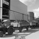 Archiv der Region Hannover, ARH NL Mellin 01-120/0019, Traktoren und LKWs mit mehreren mit Zuckerrüben gefüllten Anhängern zur Abgabe in der Zuckerfabrik
