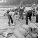 ARH NL Mellin 01-122/0007, Befüllen von Sandsäcken gegen Überschwemmungen
