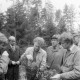Archiv der Region Hannover, ARH NL Mellin 01-123/0009, Männer beschauen einen Ast eines Nadelbaumes