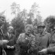 Archiv der Region Hannover, ARH NL Mellin 01-123/0010, Männer beschauen einen Ast eines Nadelbaumes