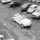 Archiv der Region Hannover, ARH NL Mellin 01-125/0001, VW-Käfer Karmann-Cabriolet zwischen parkenden Autos
