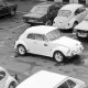Archiv der Region Hannover, ARH NL Mellin 01-125/0002, VW-Käfer Karmann-Cabriolet zwischen parkenden Autos