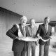 Archiv der Region Hannover, ARH NL Mellin 01-126/0004, CDU Politiker Wilfried Hasselmann (l) und zwei weitere Männer mit einer Schlangenhaut?